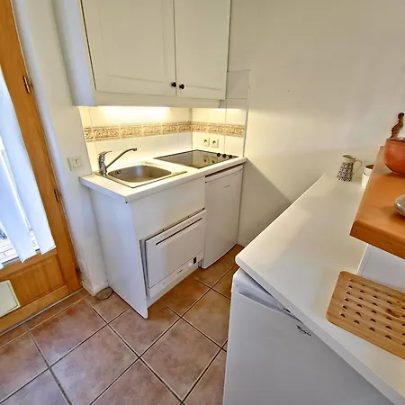 Apartman La Pinede - Small 2 Bedroom Sea View - With Swimming Pool